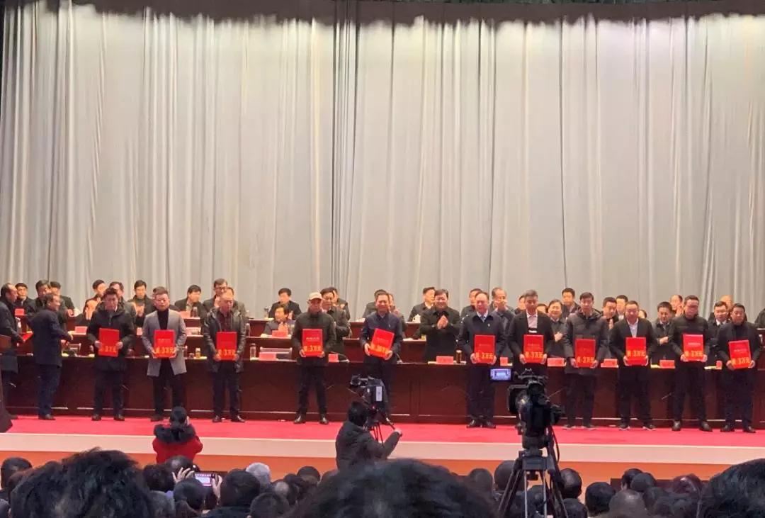 個(gè)人及代表登臺領(lǐng)獎