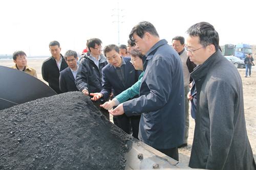 圖為董事長(cháng)朱書(shū)成和國家能源局領(lǐng)導、專(zhuān)家正在查看成品提質(zhì)煤。攝影 李一凡_副本3.jpg