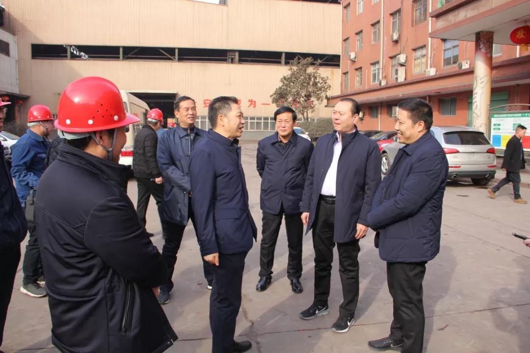 縣領(lǐng)導與董事長(cháng)朱書(shū)成親切交談